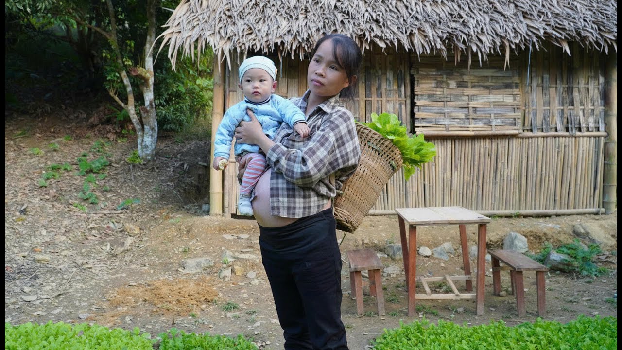 Оставшись одна в нищете, беременная вдова становится опорой ребенка, брошенного ее биологической мат