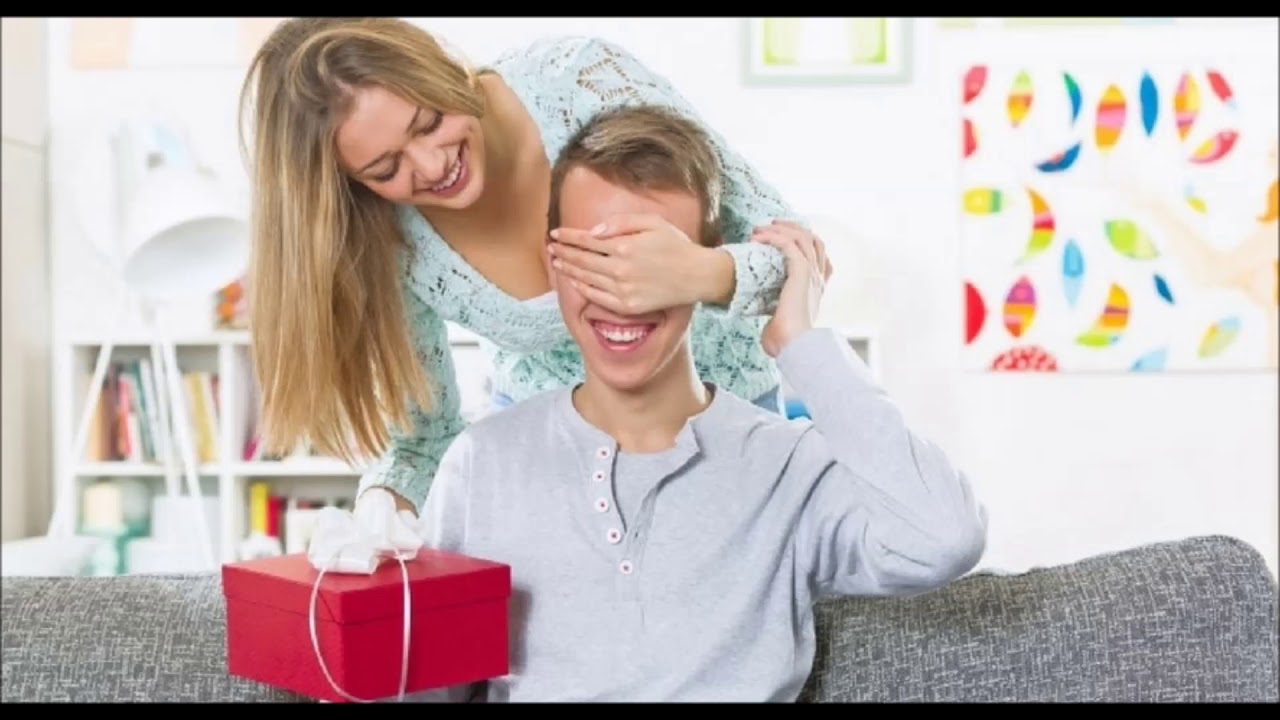 Подарить квартиру бывшему супругу. Оригинальный подарок мужу на день рождения. Удивить партнера. Девушка дарит подарок маме. Удивляйте своих любимых подарками.
