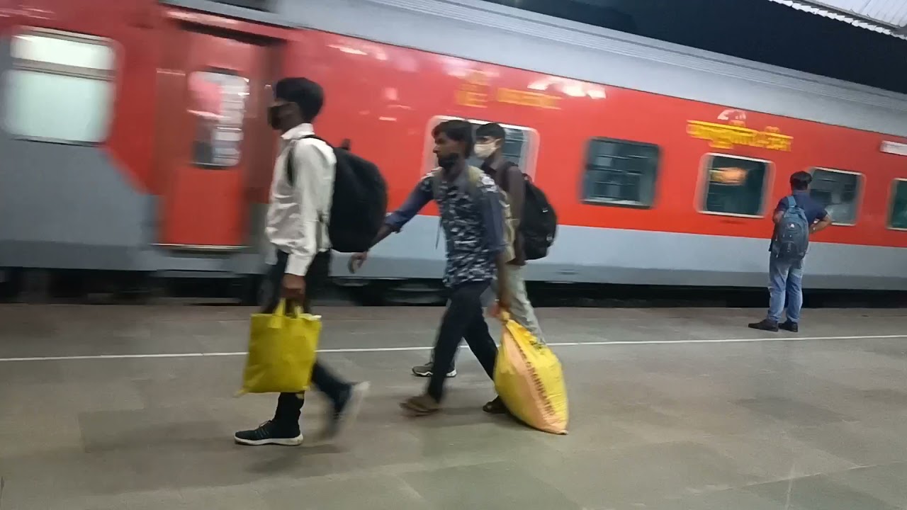 Desi Vlog 3 । Train ka intjaar 1 ghante tk । Basti Railway Station। Train Announcement । VCtheDesi ।