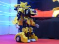 ロボットモードのバンブルビークォーターの車輪を利用した旋回の様子 - PC Watch
