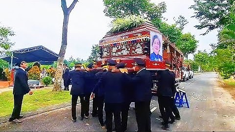 Tang lễ bà (Trần Thị Minh ) gia đình bạn bè tiếc thương đưa tiễn, tại hoa viên BD.