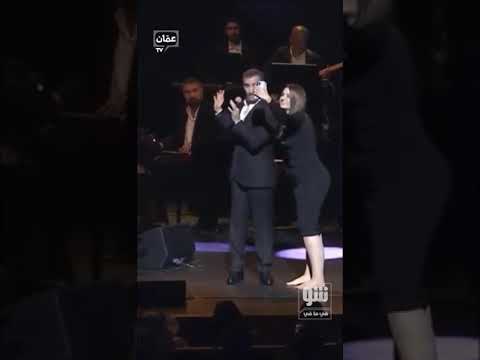 ضل يغني للمرآة 40 سنة و هو 5 ثواني ما تحملها على المسرح