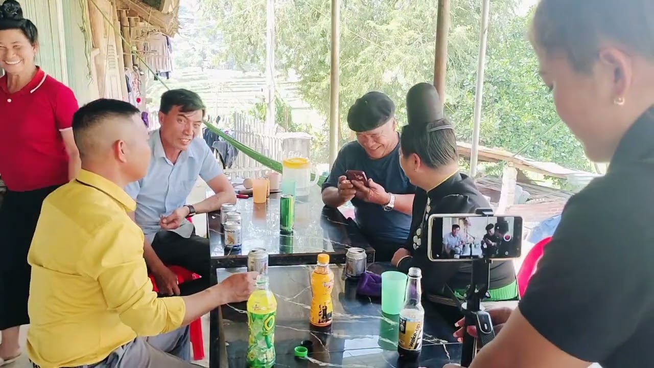 Xuân quý rủ lo hoa lên thăm ông xôm lẻ được ông rủ đi quán mời nước. 