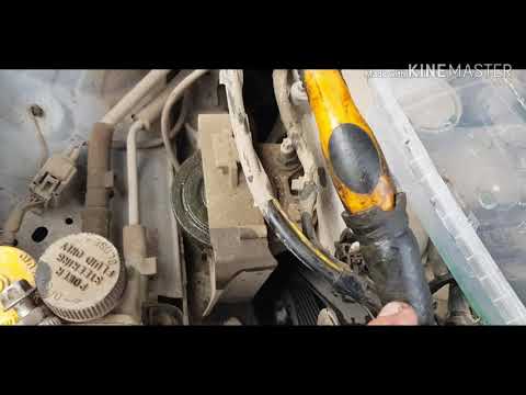 Видео: Как снять бачок с охлаждающей жидкостью на Mazda 3?