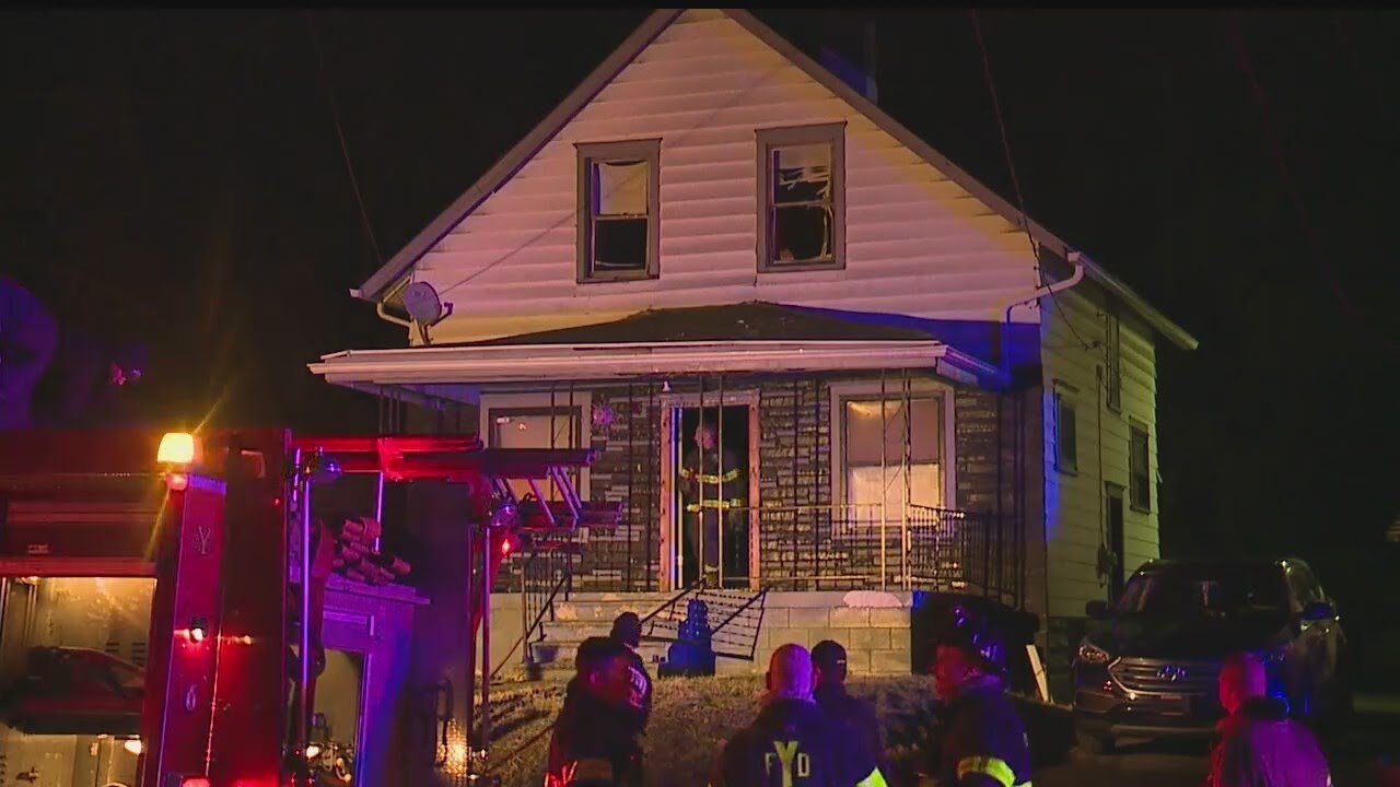 Crews battle Youngstown East Side fire - YouTube
