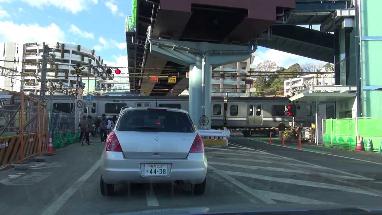 #国道1号 （大阪方面 開かずの踏切待ち）：不動坂交差点～戸塚大踏切（東海道踏切）～バスセンター前交差点[ #横浜市 1080p 車載動画 2013 ドライブ]