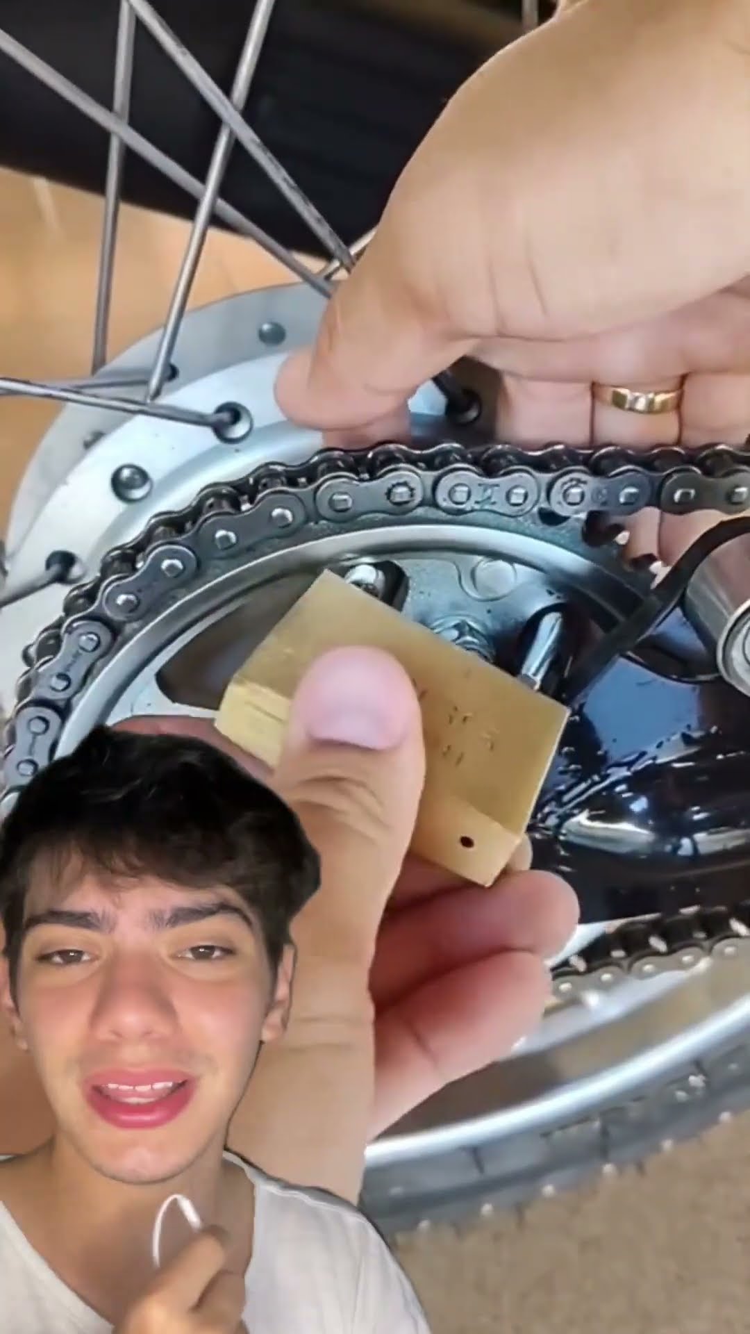 Prenda o cadeado na roda da moto e retire o cabo. Mais segurança, menos preocupação! ??