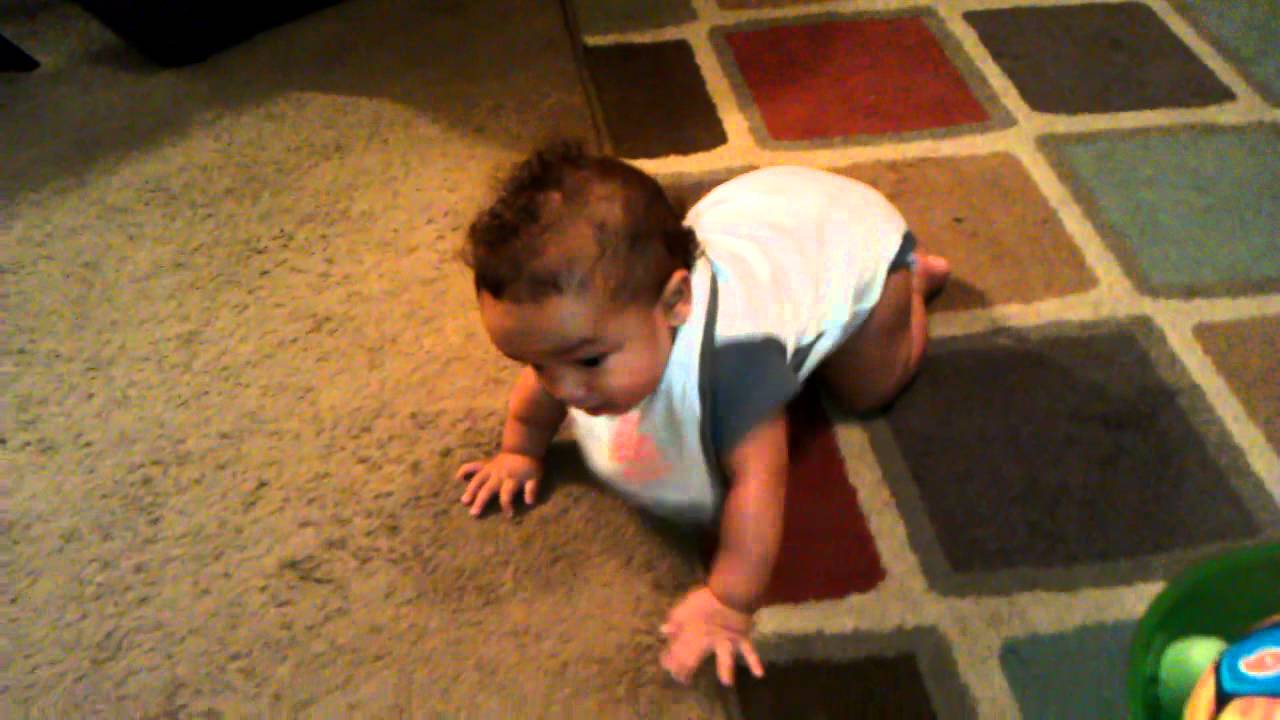 Baby first crawl - YouTube