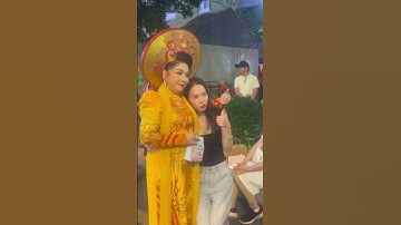 NSƯT PHƯỢNG HẰNG cho fan hâm mộ chụp hình nhìn thấy cưng quá trời tại GALA CHUÔNG VÀNG VỌNG CỔ 2025