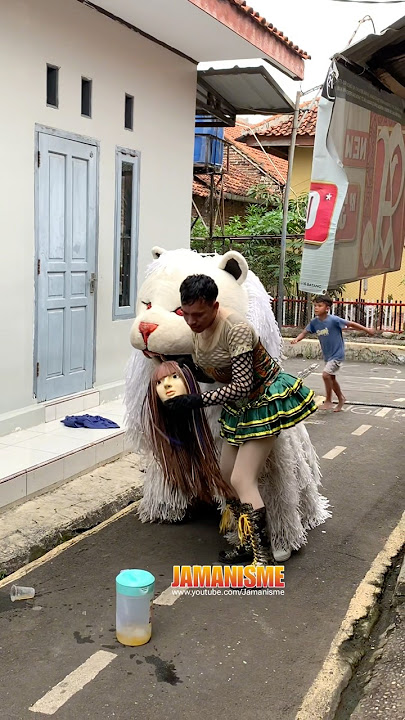 The can macanan bites Bety’s mask