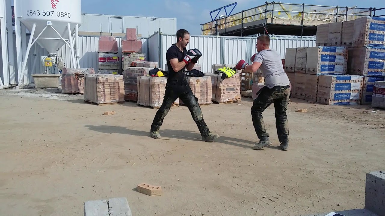 Building site boxing. Can the brickies labourer last two minutes with ...
