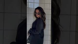 Not just a blazer, but a FEATHER blazer 🤌🏼