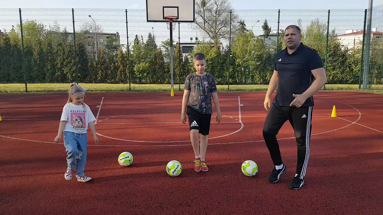 ĆWICZENIA OGÓLNOROZWOJOWE NA BOISKU Z PIŁKAMI.
