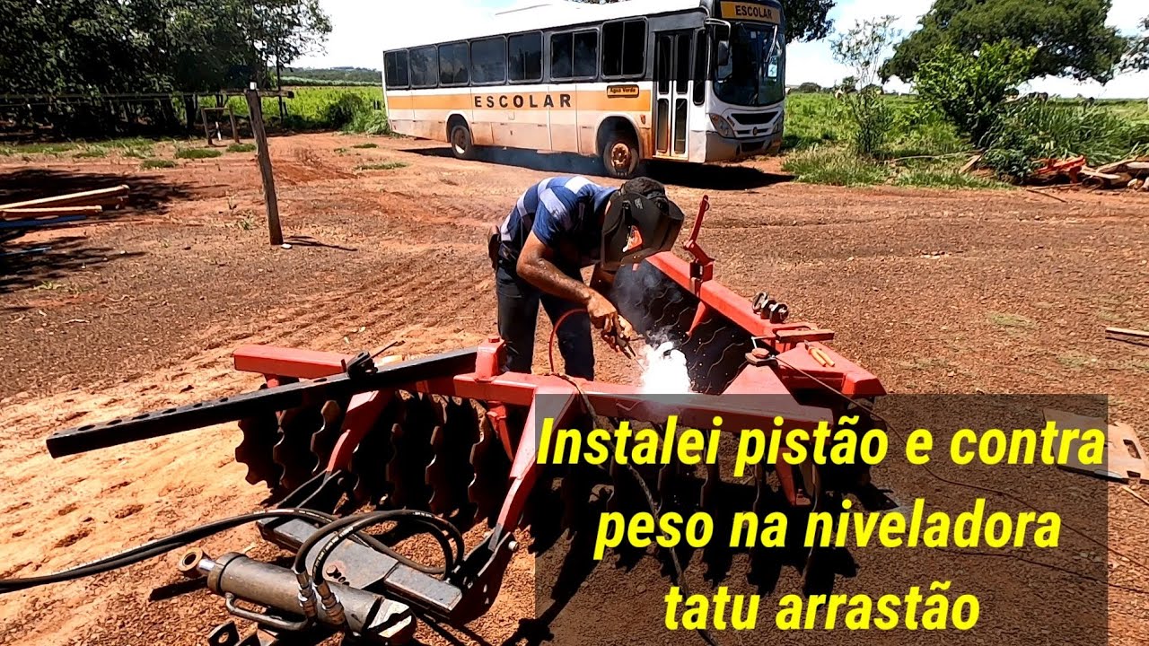 Instalei pistão e contra peso na niveladora