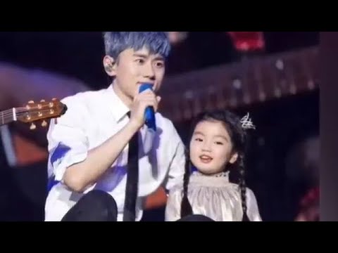 张杰演唱会阿拉蕾助阵，准爸爸送抱抱上演摸头杀，女儿奴无疑了