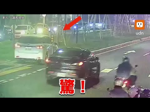 路況不熟？高雄駕駛誤闖輕軌軌道 座車陷泥濘