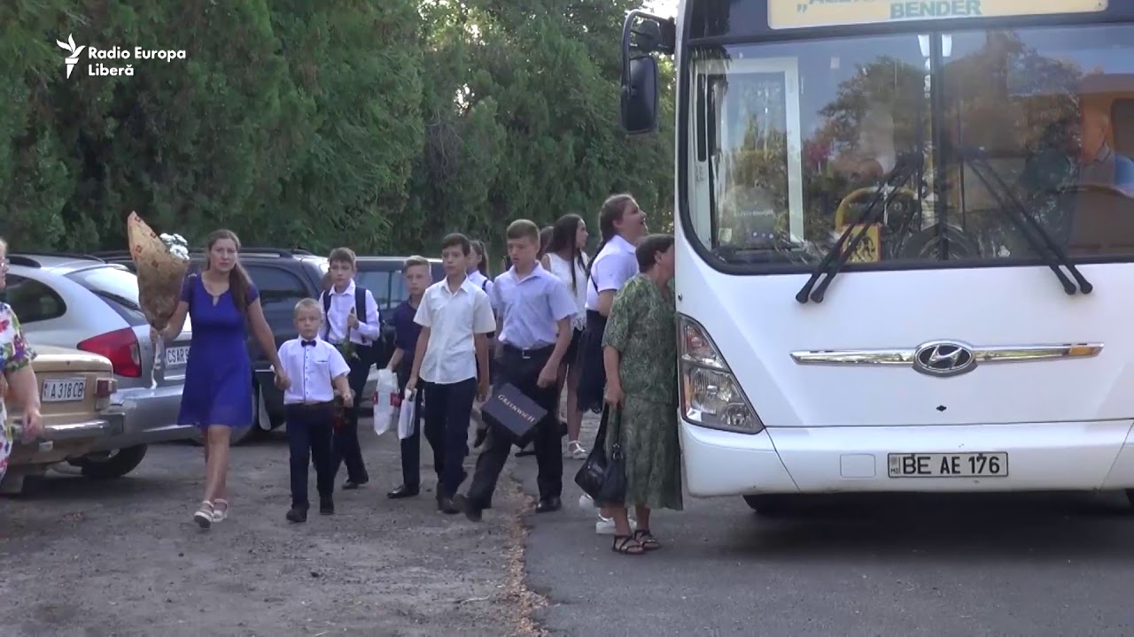 Tricolorul arborat la Bender, în prima zi de școală