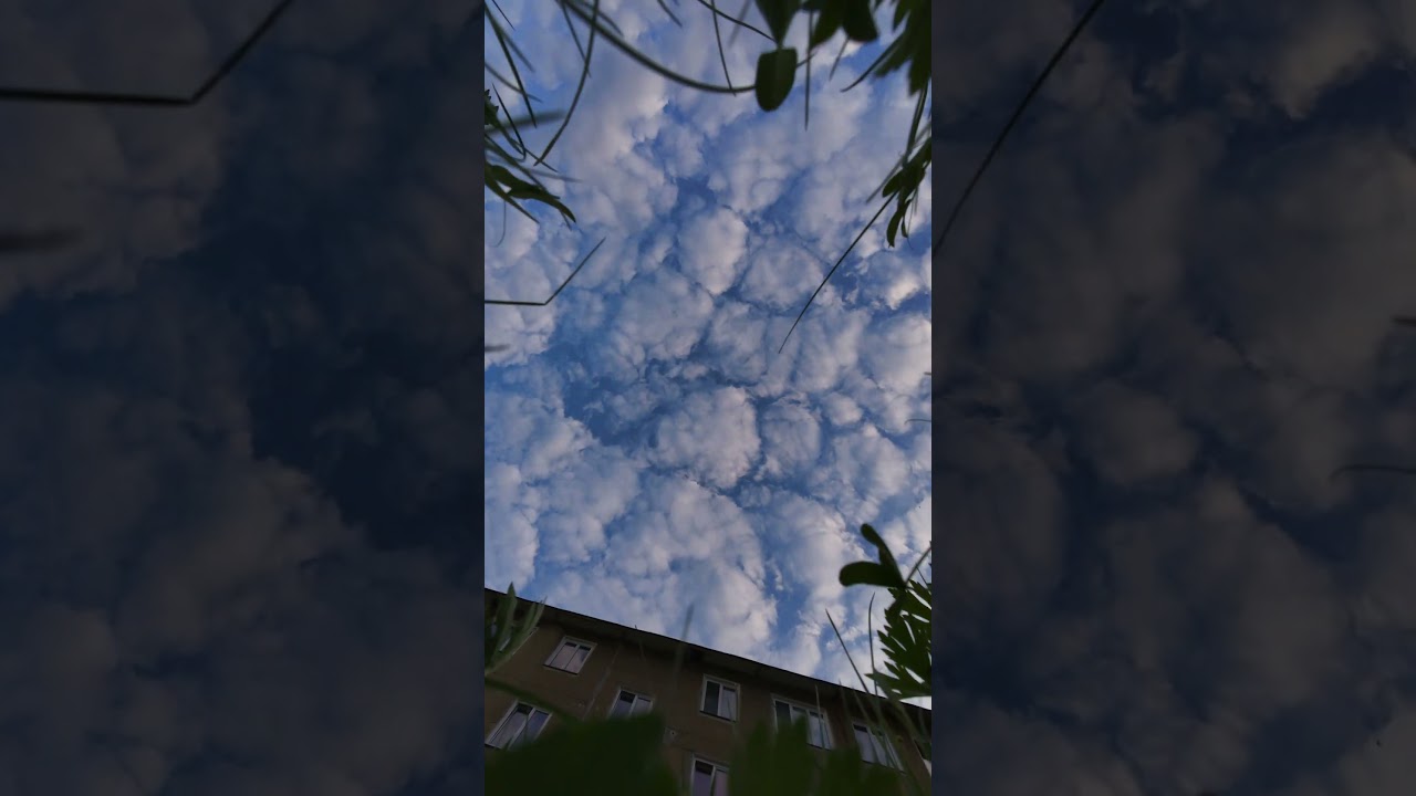 Timelapse oblohy s plynoucími mraky