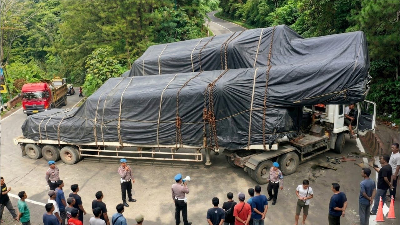 BIKIN SOPIR PUCAT !!! DRAMA HARI INI, Muatan Truk Tidak Masuk Akal Mustahil Lolos Melintasi Tikungan