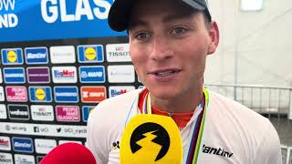 Wereldkampioen Mathieu van der Poel straalt van oor tot oor: "Dit was een revanche op vorig jaar"