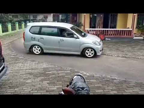 Avanza ngedrift di perumahan