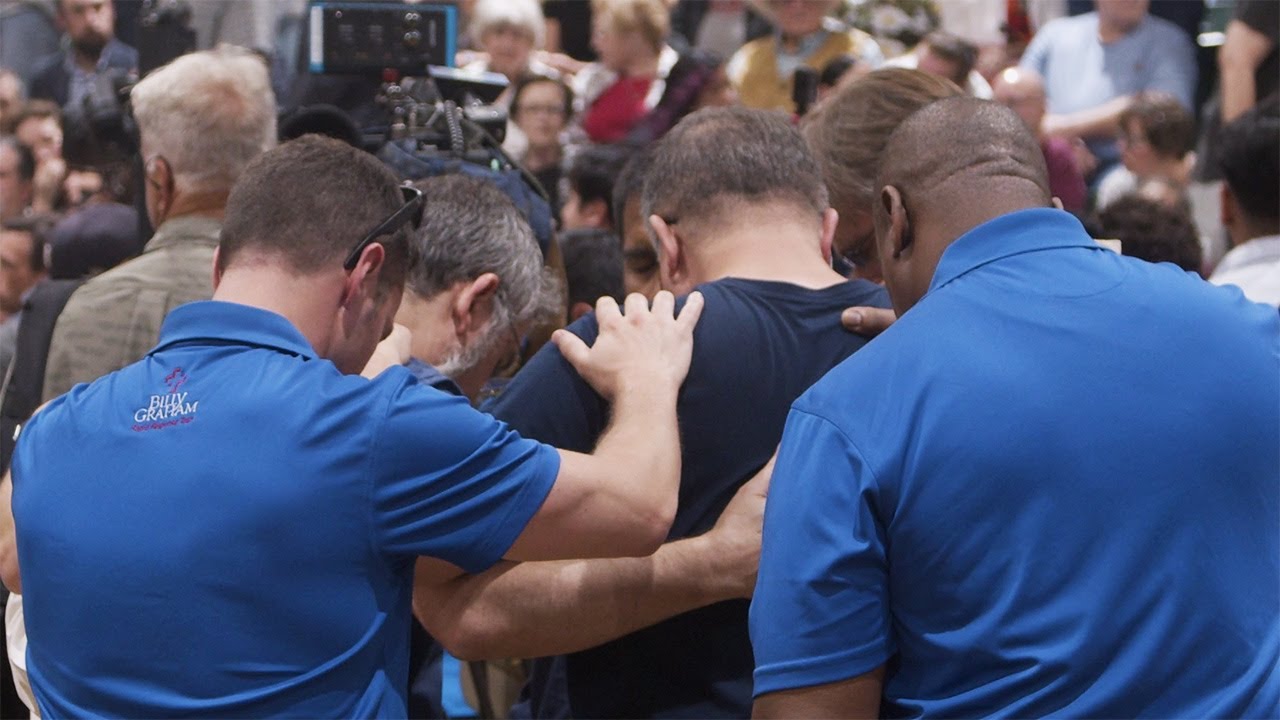 Thousands Pray After Texas School Shooting
