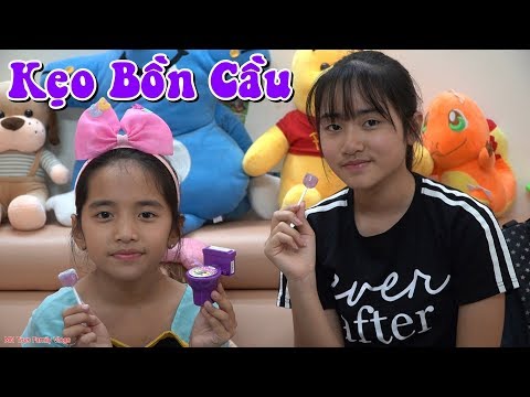 Trò Chơi Ăn Kẹo Mút Trái Cây Hình Bồn Cầu – Cô Chị Gái Tốt Bụng – Toilet Candy | MN Toys Family | Foci