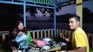 Di guyur hujan deras & badai petir kilat// bermalam di rumah rakit bersama istri.