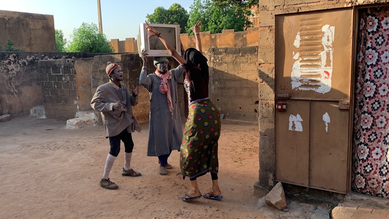 Le Fou Woroli,Boua Ladji Boua Ladji ce moque de ses voisins d'avoir eu une nouvelle télévision
