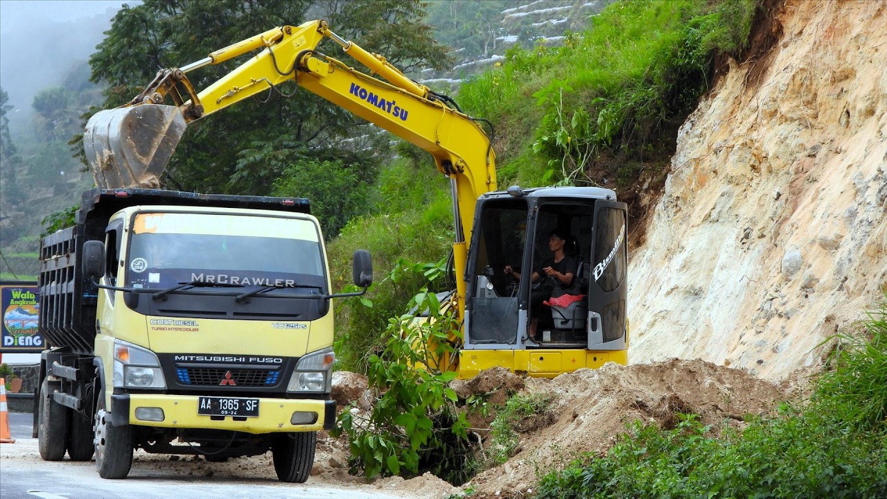 Komatsu Mini Excavator Dump Trucks Digging Roadside Cliff