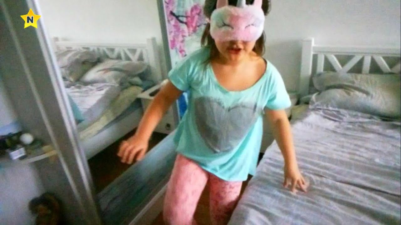 Щекотка пяток в колодках