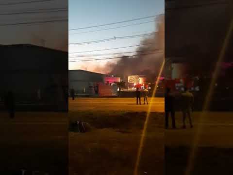 Incêndio atinge shopping atacadista em Maringá