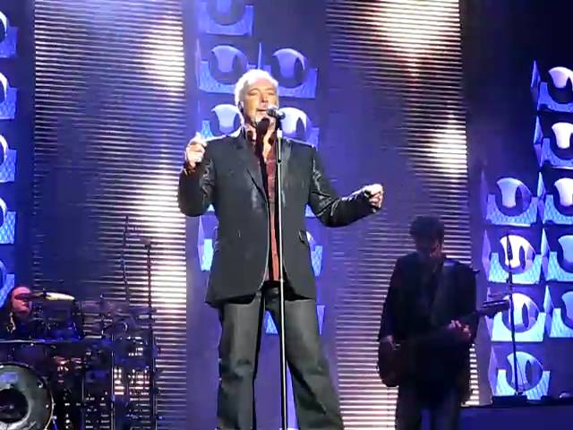 I'll never fall in love again - Tom Jones - Wembley 24.10.09 class=