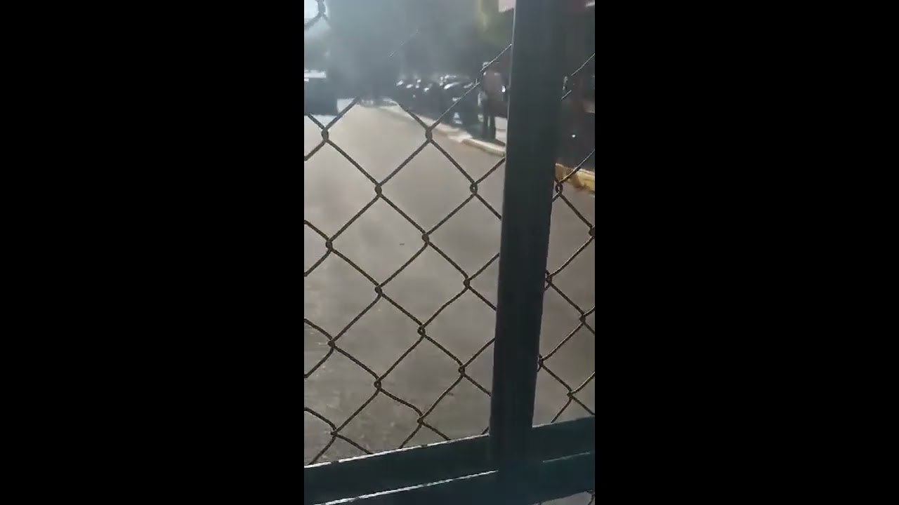 Η στιγμή που οι συλληφθέντες τράπερς καταφθάνουν στα δικαστήρια