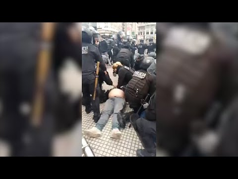 Un muerto tras represión de la Policía de la Ciudad durante una protesta en el Obelisco