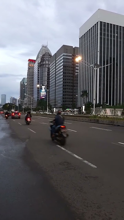 Jl.Jenderal Sudirman Jakarta arah Bundaran HI sore hari 31 Des 2022 #shorts