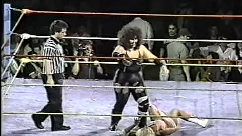WWC: Monster Ripper vs. Candi Devine (1990)