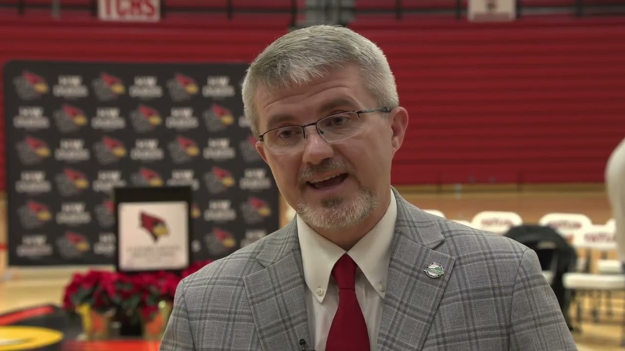 Комиссар по образованию доктор Робби Флетчер беседует с представителями Фонда семьи Милкен.