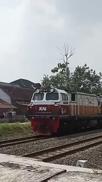 klakson pendek lokomotif cc 206 berstiker HUT RI ke 76