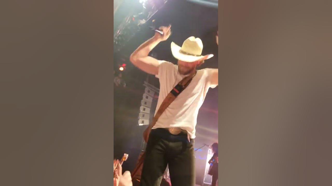 When Chase Rice singing about beer #concert #music #quebec #performance #chaserice #fyp