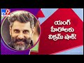 Vikram stuns his fans with his latest super-fit look