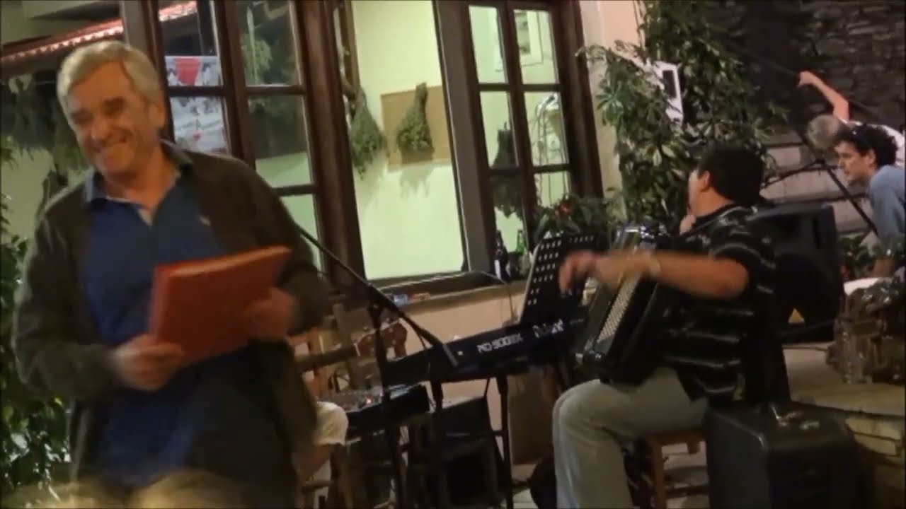 Ταβέρνα ο ΟΝΤΑΣ στο Προμύρι Πηλίου. Ακορντεόν ο Νίκος Παναγιώτου, κιθάρα ο Νίκος Παπαθανασίου.