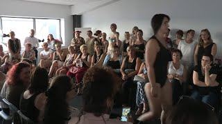 Elle Est À La Tête Dune Armée De 100 Vendeuses De Lingerie