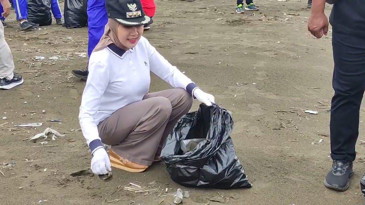 AKSI NYATA BUPATI KENDAL MBAK TIKA PUNGUT SAMPAH 