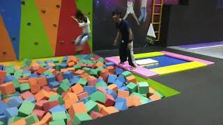 Belajar Salto di Trampoline Park Tasikmalaya