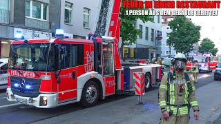 [BRAND IN EINEM RESTAURANT!] - 1 Person aus einer Wohnung gerettet ~ Feuerwehr Düsseldorf im Einsatz