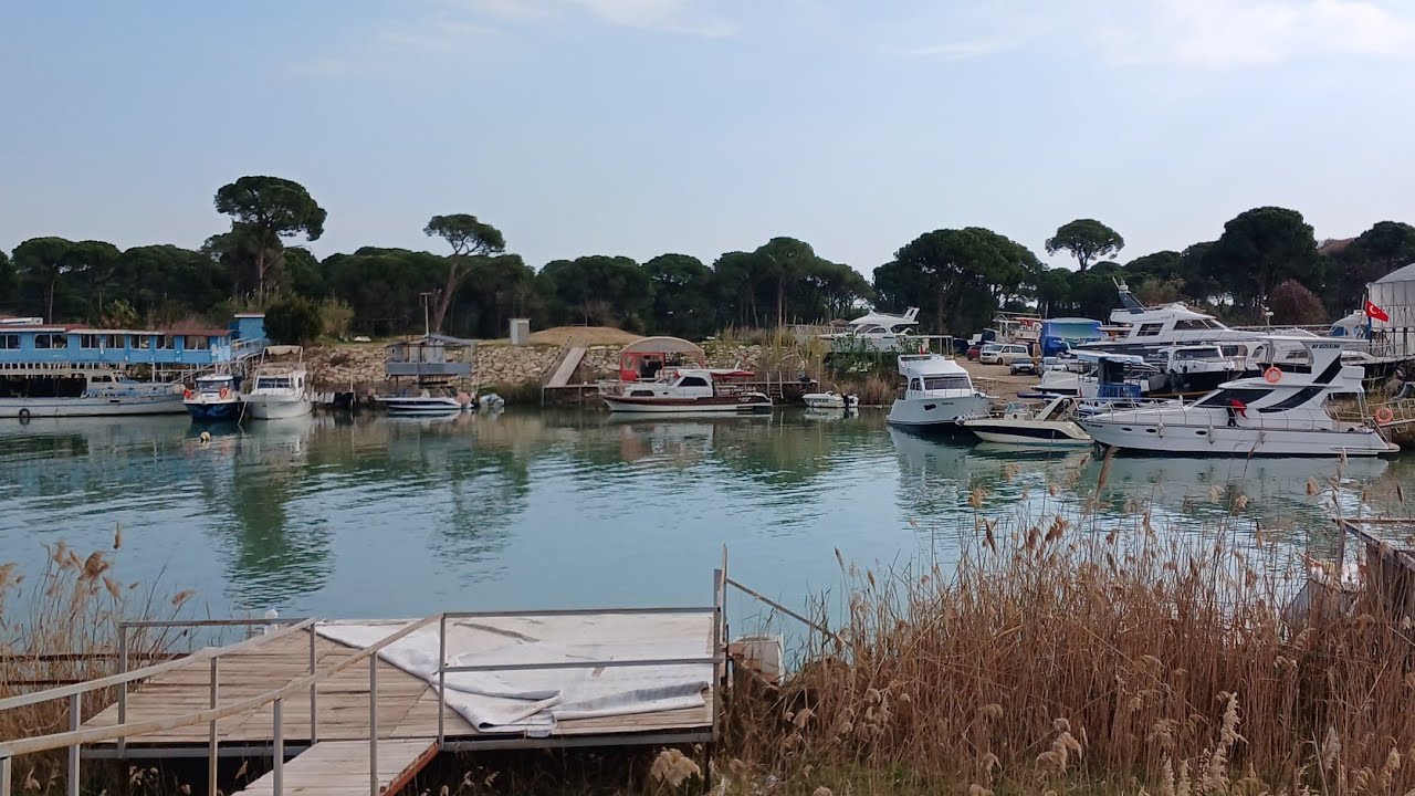 “قایق‌ها به سوی مدیترانه” 🚤🌊“نهر و قایق‌ها، راه به آزادی” 🌿💙