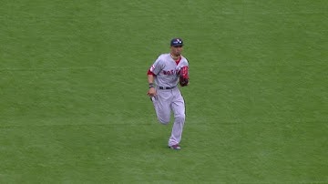 BOS@TOR: Betts reaches down to make a nice catch