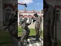 Скульптуры железнодорожников перед Первым железнодорожным вокзалом Екатеринбурга