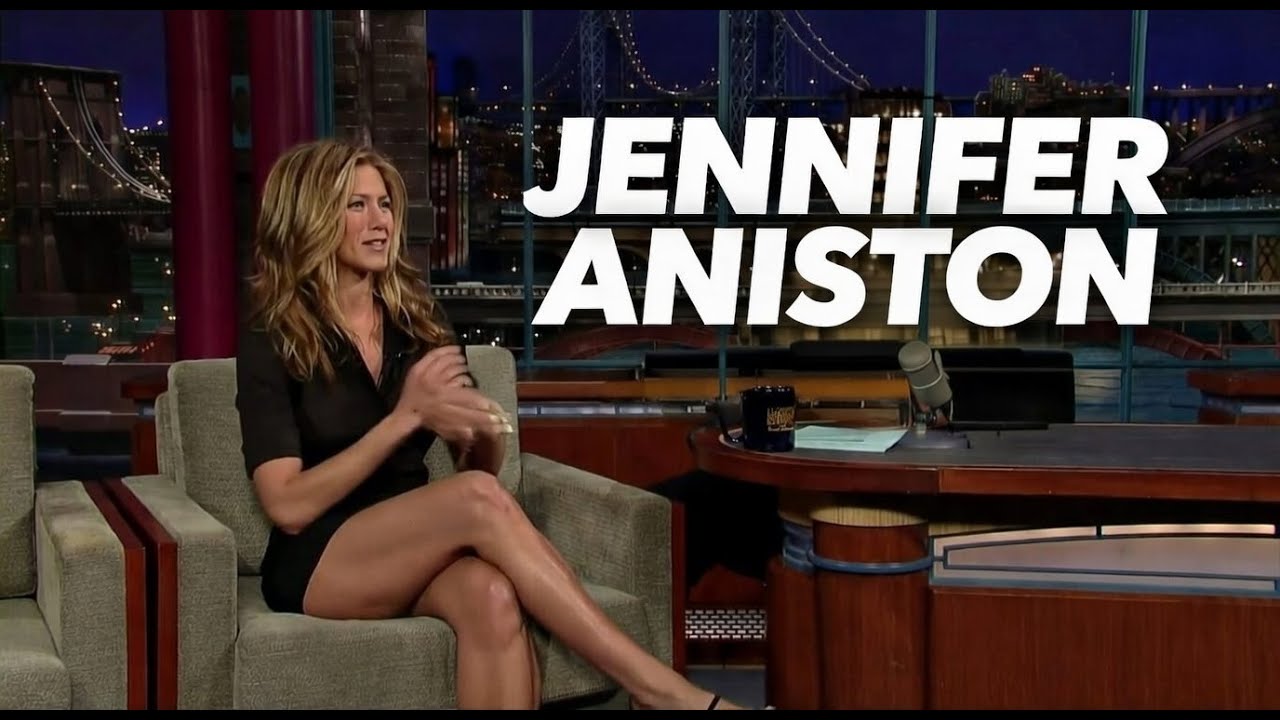 Дженнифер Энистон – неподвластная времени красота и элегантные ноги в модных образах.